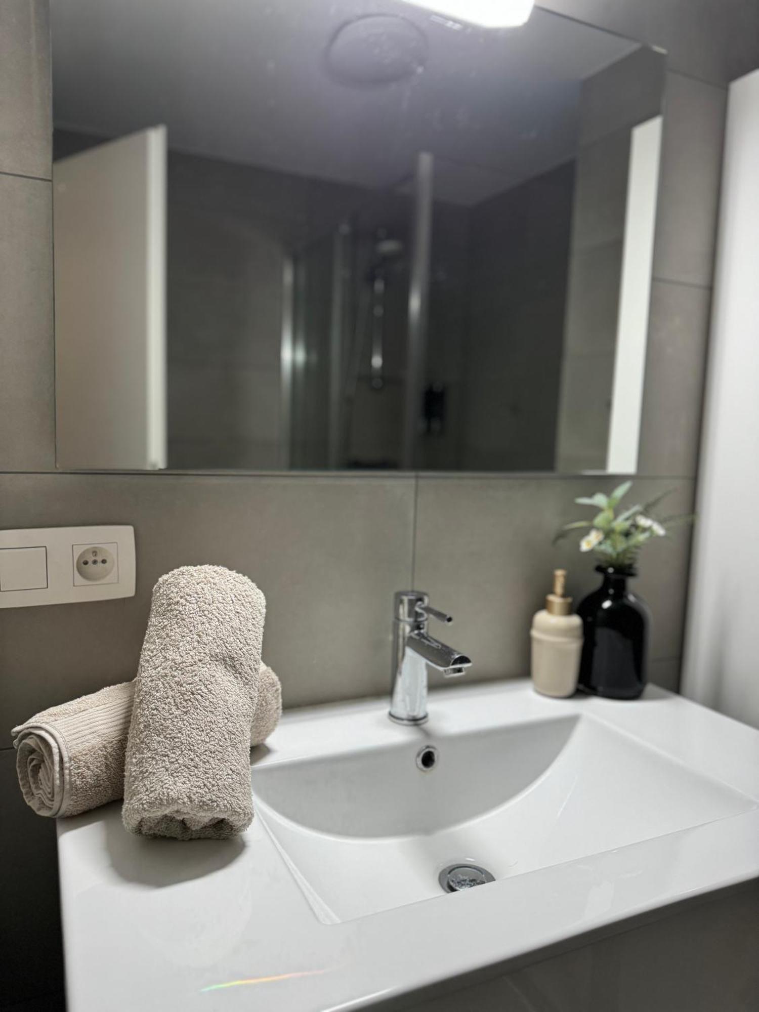 Appartamento Liege Luxe & Jacuzzi Sous Les Etoiles Saint-Nicolas  Esterno foto